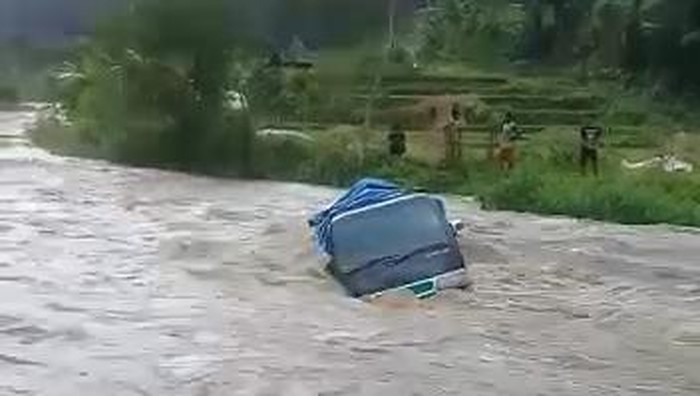 Mobil pikap terjebak di sungai di Cianjur.