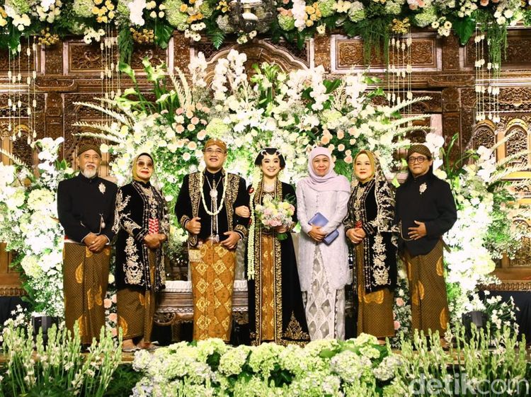 Potret Bahagia Pernikahan Adik Ipar Jokowi di Surabaya