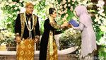 Potret Bahagia Pernikahan Adik Ipar Jokowi di Surabaya