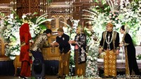 Doa baik mengalir bagi mempelai adik ipar Presiden Jokowi yang melangsungkan pernikahan di Surabaya. Wagub Jatim Emil Dardak mendoakan agar Anjas dan Febrina segera diberkahi momongan. Emil juga menilai acara resepsi berjalan dengan baik dan penuh rasa bahagia. (Foto: Istimewa)