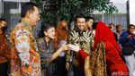 Potret Bahagia Pernikahan Adik Ipar Jokowi di Surabaya