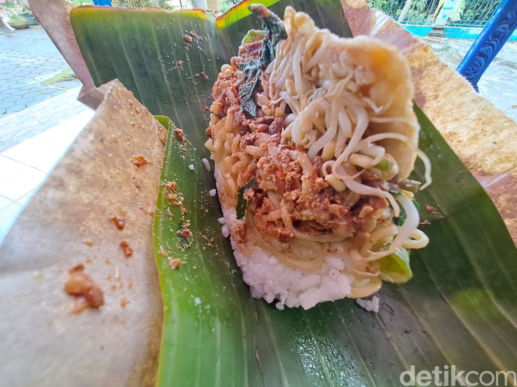 Nasi pecel murah di warung Bu Yati, di Lingkungan Demesan, Kelurahan Giriwoyo, Kecamatan Giriwoyo, Wonogiri, Rabu (15/2/2023).