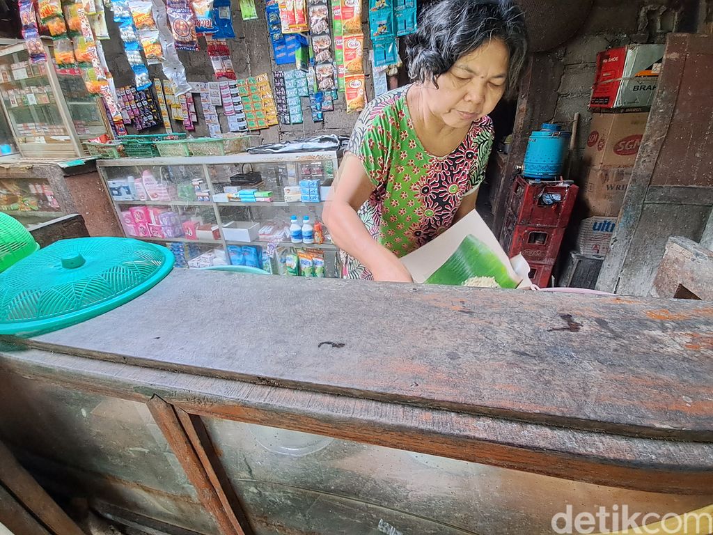 Nasi pecel murah di warung Bu Yati, di Lingkungan Demesan, Kelurahan Giriwoyo, Kecamatan Giriwoyo, Wonogiri, Rabu (15/2/2023).