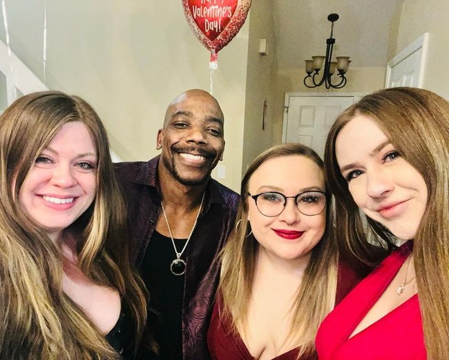 Pria bernama Nick Davis mengisahkan kehidupan rumah tangganya yang tidak biasa. Meski memiliki tiga istri, Nick dikatakan lebih banyak menghabiskan waktu di rumah dan tidak bekerja. Para istri lah yang membiayai dirinya dan keluarga karena itu Nick menyebut dirinya sendiri sebagai trophy husband. Foto: Instagram