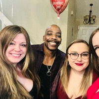 Pria bernama Nick Davis mengisahkan kehidupan rumah tangganya yang tidak biasa. Meski memiliki tiga istri, Nick dikatakan lebih banyak menghabiskan waktu di rumah dan tidak bekerja. Para istri lah yang membiayai dirinya dan keluarga karena itu Nick menyebut dirinya sendiri sebagai trophy husband. Foto: Instagram