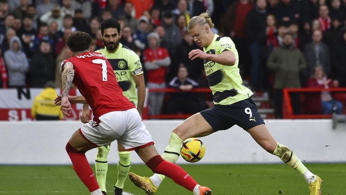 Manchester Citys Erling Haaland, right, makes an attempt to score during the English Premier League soccer match between Nottingham Forest and Manchester City at City ground in Nottingham, England, Saturday, Feb. 18, 2023. (AP Photo/Rui Vieira)