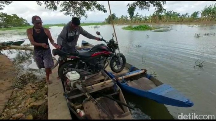 Ojek perahu di jalan alternatif Pati-Kudus di Desa Kasiyan, Kecamatan Sukolilo, Pati, Sabtu (18/2/2023).