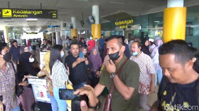 Orang tua Yosua Hutabarat, Samuel Hutabarat dan Rosti Simanjuntak tiba di Jambi. (Ferdi Almunanda/detikSumut)