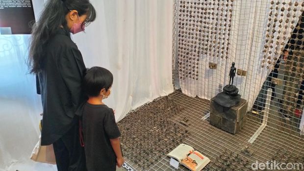 Pameran 'Seni dalam Bercinta' di Rumah Batik Komar, Bandung.