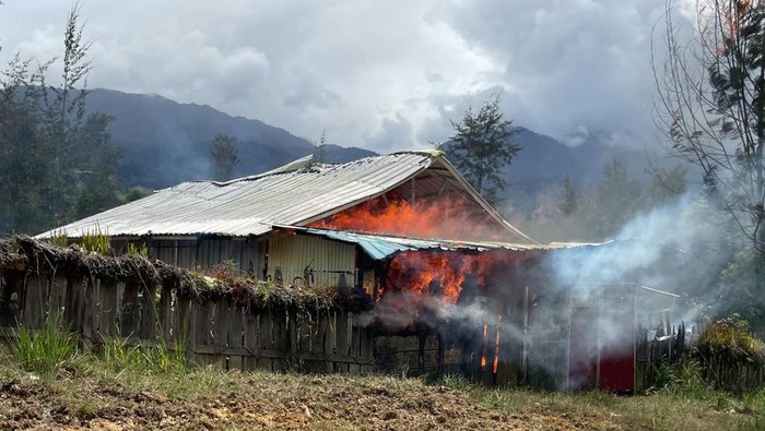 Kelompok kriminal bersenjata (KKB) kembali berulah dengan membakar rumah warga di Kabupaten Puncak, Papua Tengah.