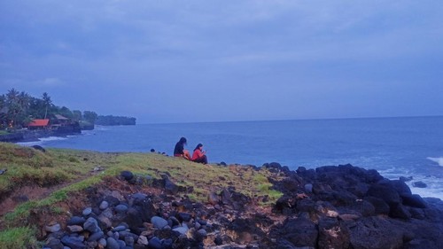 Para pengunjung saat menikmati keindahan Pantai Tanjung di Desa Seraya Barat, Kecamatan dan Kabupaten Karangasem, Bali, Sabtu (18/2/2023).