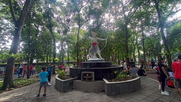 Patung Rama memanah memperindah RTH Alit Saputra, Tabanan, Bali.