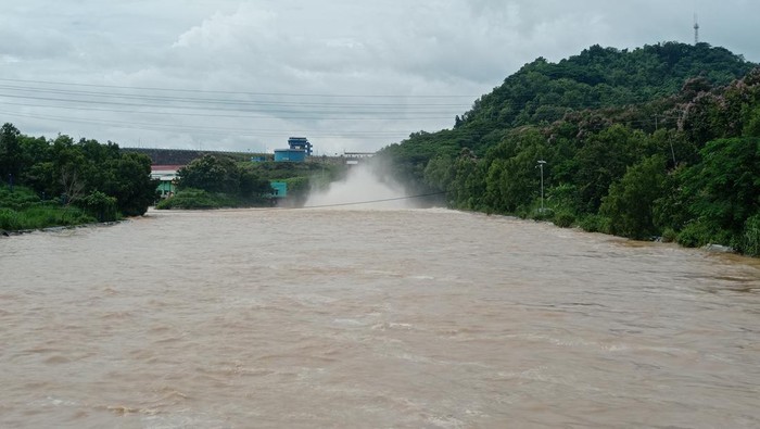 Pembukaan pintu spillway di Waduk Gajah Mungkur (WGM) Wonogiri. Foto diunggah Sabtu (18/2/2023).