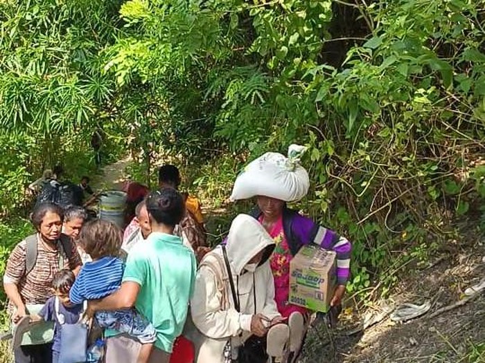 Penumpang bus yang hendak melintasi Jalan Timor Raya KM 72 terpaksa turun karena tidak bisa melintas. Mereka memilih berjalan kaki sejauh satu kilometermenembus hutan berlumpur dan licin. Foto: Yufen Ernesto/detikBali
