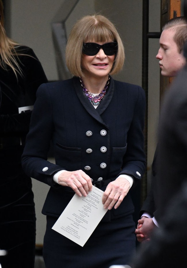 Hadir pula Anna Wintour dengan gaya khasnya yang chic dan elegan. Editor-in-chief Vogue Amerika ini mengenakan  setelan blazer dan rok hitam. Foto: WireImage/Karwai Tang