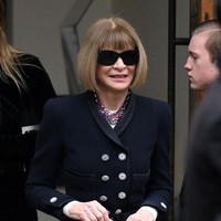 Hadir pula Anna Wintour dengan gaya khasnya yang chic dan elegan. Editor-in-chief Vogue Amerika ini mengenakan  setelan blazer dan rok hitam. Foto: WireImage/Karwai Tang