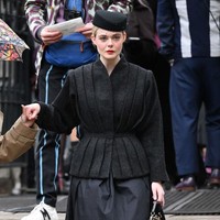 Elle Fanning memilih tampilan klasik dengan gaya monokrom. Dia memadukan blouse dan rok hitam yang dilengkapi aksesori berwarna senada mulai dari topi, tas hingga sepatu. Foto: WireImage/Karwai Tang