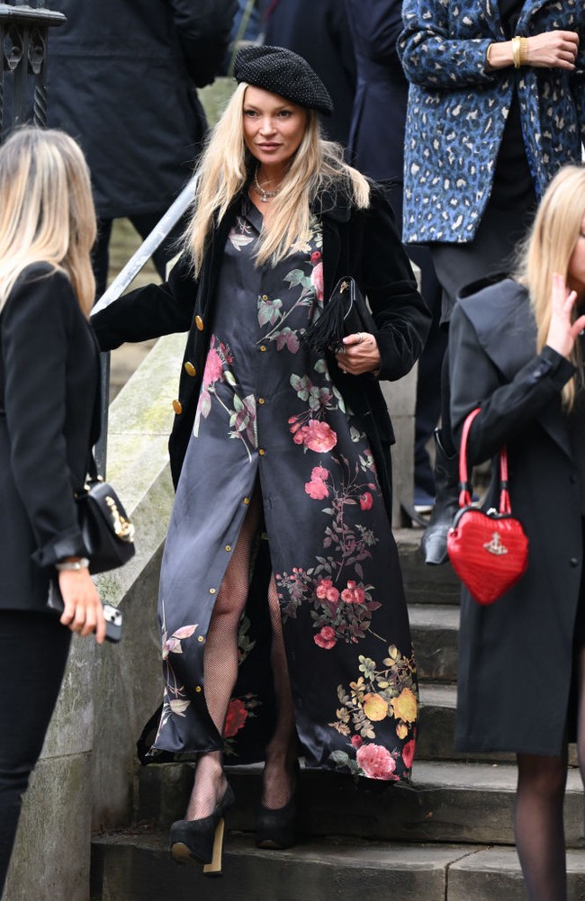 Peringatan kematian desainer punk Vivienne Westwood digelar di Katedral Southwark, London, Inggris, pada Kamis (16/2/2023). Tampak penampakan beberapa selebriti yang ikut serta memberi penghormatan, salah satunya Kate Moss yang mengenakan gaun motif floral dipadu mantel beludru dan sepatu platform. Foto: WireImage/Karwai Tang