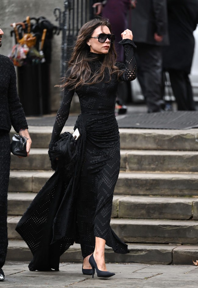 Victoria Beckham bergaya chic dalam balutan gaun hitam transparan dengan aksen lace. Dia juga memilih gaya monokrom serba hitam. Foto: WireImage/Karwai Tang