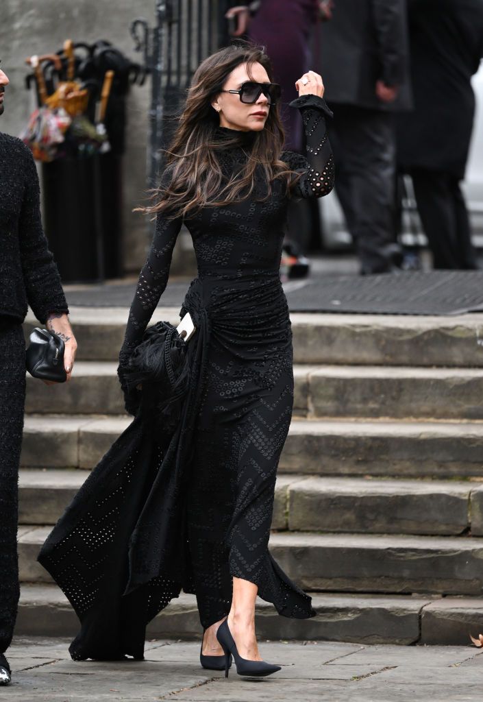 Peringatan Kematian Vivienne Westwood LONDON, ENGLAND - FEBRUARY 16: Victoria Beckham attends the Memorial Service for Dame Vivienne Westwood at Southwark Cathedral on February 16, 2023 in London, England. British fashion designer Dame Vivienne Westwood, known for her punk and new wave designs, died on December 29 at the age of 81. (Photo by Karwai Tang/WireImage)