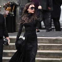 Victoria Beckham bergaya chic dalam balutan gaun hitam transparan dengan aksen lace. Dia juga memilih gaya monokrom serba hitam. Foto: WireImage/Karwai Tang
