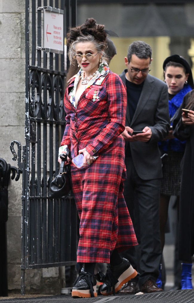 Vivienne Westwood dikenal sebagai desainer yang selalu memasukkan elemen punk dalam rancangan busananya. Sejumlah artis yang hadir pun mencoba tampil dengan sentuhan punk, seperti Helena Bonham Carter yang mengenakan coat dress motif tartan dengan sneakers bersol tebal, serta aksesori seperti kalung statetement dan kacamata hitam. Foto: WireImage/Karwai Tang