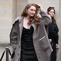 Model Lily Cole tampil mengenakan gaun lace dengan jaket fleece. Ia tampak melengkapi penampilannya dengan kalung mutiara. Foto: Getty Images/Jeff Spicer