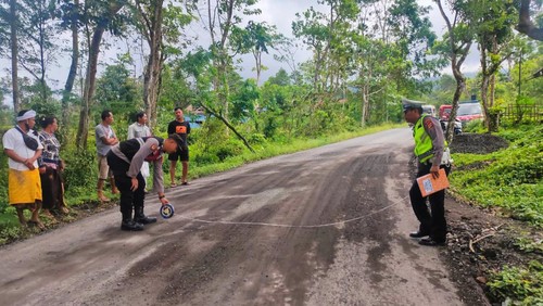 Personel Polsek Selat saat melakukan olah TKP kecelakaan maut di Desa Sebudi, Kecamatan Selat, Kabupaten Karangasem, Bali, Sabtu (18/2/2023).