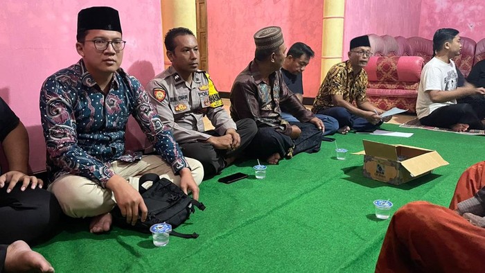 Pertemuan ahli waris makam yang dirusak di Blitar