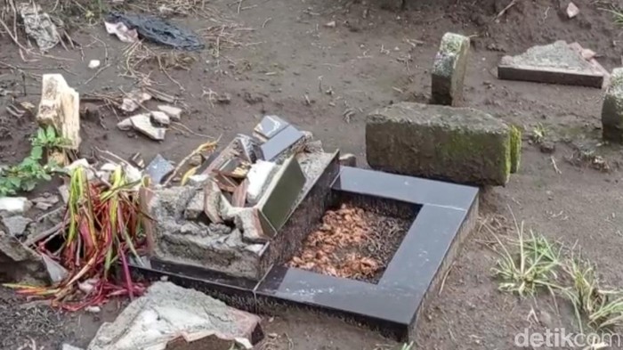 Perusakan kijing dan batu nisan di pemakaman Blitar