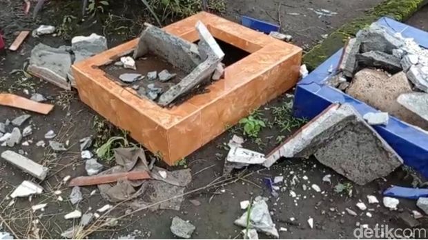 Perusakan kijing dan batu nisan di pemakaman Blitar