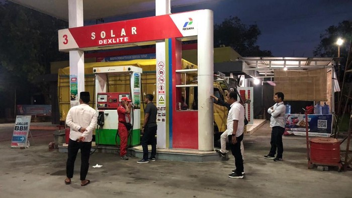 Polisi mengecek salah satu SPBU terkait laporan adanya penyalahgunaan BBM subsidi.