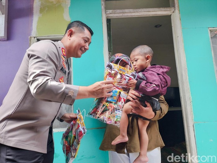 Polisi saat mendatangi anak stunting di Bandung Barat