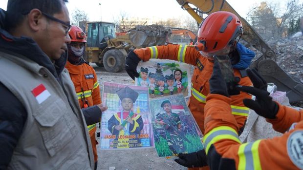 Proses evakuasi gempa Turki oleh tim Indonesia Search and Rescue (INASAR) - foto Basarnas Proses evakuasi gempa Turki oleh tim Indonesia Search and Rescue (INASAR) - foto Basarnas