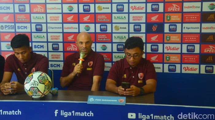 Pelatih PSM Makassar, Bernardo Tavares (tengah) saat sesi pre-match press conference, Sabtu (18/2/2022).