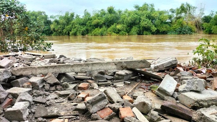 Puing rumah milik Budi Wiyono di Dukuh Nglombo RT 05, Tenggak, Sidoharjo, Sragen. Rumahnya rusak tergerus aliran Bengawan Solo. Foto diunggah Sabtu (18/2/2023).