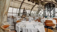 Restoran ini didesain penuh dengan kaca melengkung dan interior yang mewah klasik layaknya era kerajaan di masa lampau. White Rabbit merupakan restoran terindah di Moscow, Rusia yang berada di lantai 16 dengan pemandangan kota Moscow 360 derajat. Foto: Lifestyle Asia