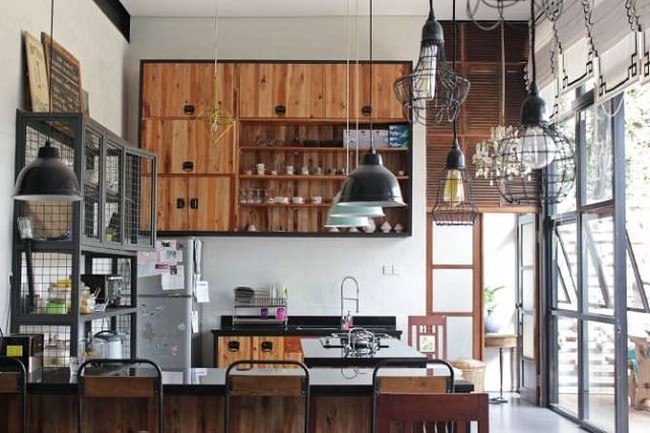 Ini dapur di rumah Widi Mulia dan Dwi Sasono. Bergaya industrial dengan sentuhan kaya, dapur mereka tak cuma nyaman buat masak tapi juga fotogenik buat background foto. (Foto: Instagram/@widimulia)
