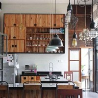 Ini dapur di rumah Widi Mulia dan Dwi Sasono. Bergaya industrial dengan sentuhan kaya, dapur mereka tak cuma nyaman buat masak tapi juga fotogenik buat background foto. (Foto: Instagram/@widimulia)