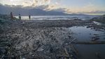 Miris, Pantai Teluk Palu Dipenuhi Sampah hingga Ubur-ubur