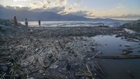 Sampah yang mengotori kawasan wisata pantai itu adalah kiriman dari Kalimantan akibat angin dan arus laut yang secara periodik mengalir dari Selat Makassar menuju teluk pada setiap musim angin barat. 