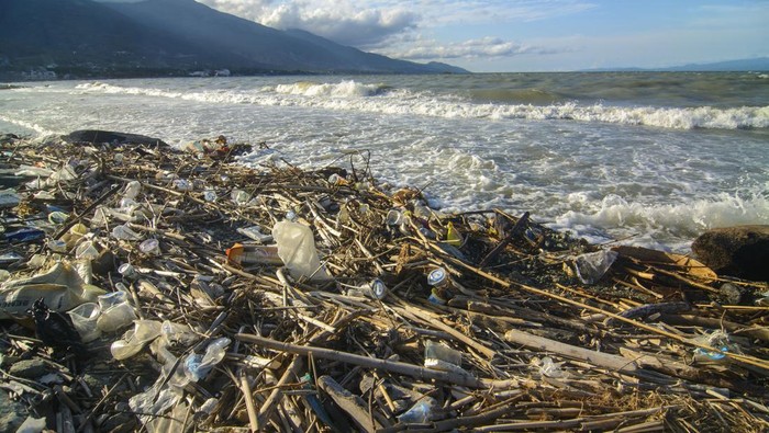 SAMPAH KIRIMAN KOTORI PANTAI TELUK PALU Sejumlah warga beraktivitas di pantai yang dipenuhi sampah kiriman di Pantai Teluk Palu, Palu, Sulawesi Tengah, Sabtu (18/2/2023). Sampah yang mengotori kawasan wisata pantai itu adalah kiriman dari Kalimantan akibat angin dan arus laut yang secara periodik mengalir dari Selat Makassar menuju teluk pada setiap musim angin barat. ANTARA FOTO/Basri Marzuki/hp.