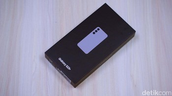 Kotak Galaxy S23 Plus menampilkan wajah baru di bagian muka. Menariknya kotak ini dibuat dari 100% kertas daur ulang loh.   Foto: Adi Fida Rahman/detikINET