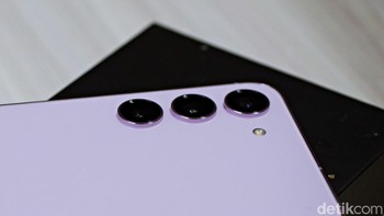 Galaxy S23 Plus dibekali dengan tiga kamera belakang. Kamera utamanya 50 MP yang ditemani dengan kamera ultra-wide 12 MP, dan kamera telephoto 10 MP dengan optical zoom 3x. Foto: Adi Fida Rahman/detikINET