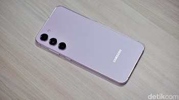 tSamsung Galaxy S23 Plus konon membawa sistem pendingin lebih baik dari Galaxy S22 Plus. Dengan ruang pembuangan yang lebih besar bikin ponsel ini overhead saat digunakan intens. Foto: Adi Fida Rahman/detikINET