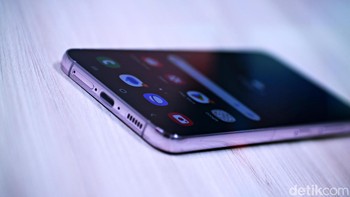 Galaxy S23 Plus memiliki baterai yang lebih besar yaitu 4.700 mAh. Teknologi fast-chargingnya juga lebih ngebut yaitu 45W. Tidak ketinggalan fitur Fast Wireless Charging 2.0 dan Wireless Power Share juga disertakan. Foto: Adi Fida Rahman/detikINET