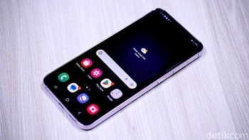 Layar Galaxy S23 Plus masih menggunakan panel Dynamic AMOLED 2X berukuran 6,6 inch Full HD+ dengan refresh rate adaptif 48- 120Hz. Samsung memberikan fitur Vision Booster dan perlindungan Gorilla Victus 2. Foto: Adi Fida Rahman/detikINET