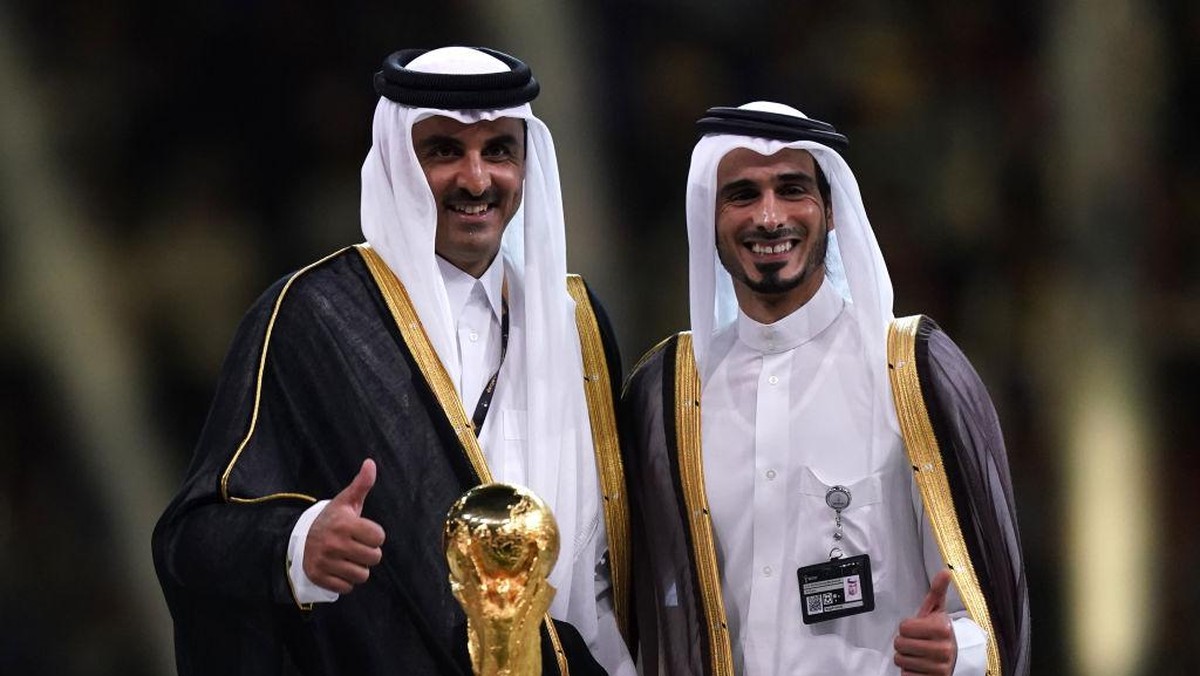 Sheik Jassim bin Hamad Al Thani (kanan) diragukan punya uang banyak untuk membeli MU (: PA Images via Getty Images/Mike Egerton - PA Images)