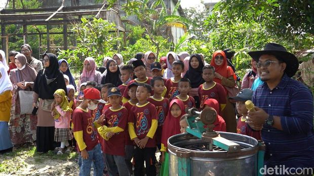 Siswa berkunjung ke Kebun Madu Alfarabee