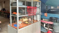 Ketika datang, pengunjung bisa melihat pembuatan soto betawi langsung yang diracik oleh pak Mamat. Foto: Detikcom / Atiqa Rana